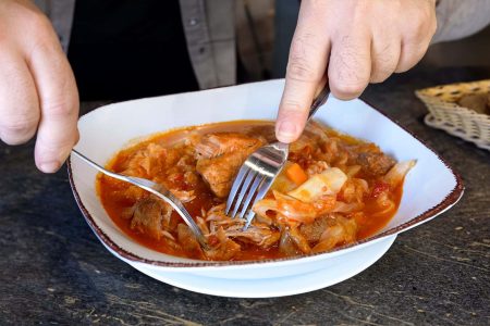 Υλικά
????1 μέτριο λάχανο (1 κιλό)
????2 λίτρα νερό
---
????1 κιλό χοιρινό (σπάλα χωρίς κόκαλο)
????100 γρ. ελαιόλαδο
????1 μεγάλο κρεμμύδι
????1 καρότο
????1 σκελίδα σκόρδο
????1 κ.σ. πελτέ ντομάτας
????400 γρ. ντομάτα κονκασέ
????3-4 κόκκους μπαχάρι
????1 στικ κανέλας
????1 λίτρο ζωμό λαχανικών
????1 κ.γ. αλάτι
????πιπέρι