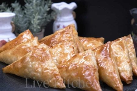Εύκολα Πρασοτυροπιτάκια για όλη την οικογένεια!!

YΛΙΚΑ
2 κρεμμυδάκια φρέσκα
2 μεσαία πράσα
1/2 κτγ αλάτι
1 πρέζα πιπέρι
Ελαιόλαδο
1 κτσ γιαούρτι

Το υπόλοιπο γιαούρτι(200 γρ σύνολο)
150 γρ νερό
50 γρ ελαιόλαδο

500 γρ φέτα τυρί
450 γρ φύλλο κρούστας για πίτες
1 αυγό