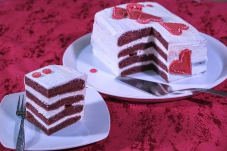 Τούρτα RED VELVET για του Αγίου Βαλεντίνου

Υλικά
Για το παντεσπάνι
4 αυγά
220 γρ ζάχαρη
200 γρ ηλιέλαιο
150 γρ γιαούρτι
120 γρ γάλα
280 γρ αλεύρι Γ.Ο.Χ
15 γρ κακάο
1 κτσ βανίλια υγρή
1 κτσ κόκκινο χρώμα ζαχ/στικής σε πάστα
1 κτσ ξύδι
1 κτγ μαγειρική σόδα
2 κτσ μαρμελάδα φράουλα
Λίγο νερό
Για την κρέμα
250 γρ τυρί μασκαρπόνε
500 μλ κρέμα γάλακτος 38%λιπαρά
100 γρ ζάχαρη
1 κτσ υγρή βανίλια
Για το στολισμό 
Ζαχαρόπαστα
ταψί 40χ33 εκ.
