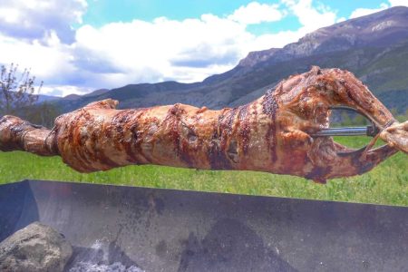 Αρνάκι με Παραδοσιακό ψήσιμο στην Σούβλα!!!Πως να ψήσετε παραδοσιακά αρνάκι στην Σούβλα με σωστά δεσίματα! Πρέπει να κρατήσουμε όσο μπορούμε την Παράδοση μας!!