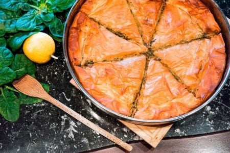 Φτιάξτε και εσείς αυτήν την πανεύκολη σπανακοτυροπιτα  με φρέσκα υλικά και θα με θυμηθείτε

Τα υλικά μας
700 γρ  σπανάκι φρέσκo
700 γρ φέτα
120 γρ κρέμα τυρί 
50 μλ Ηλιέλαιο η Ελαιόλαδο 
50 νερό
3 φρέσκα κρεμμύδια 
1 κτσ αλάτι 
 1/2  κτγ πιπέρι
Ξύσμα απο 1 λεμόνι
1 πακέτο φύλλο κρούστας 
125 γρ βούτυρο για ράντισμα