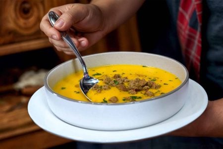 Υλικά:

4 καρότα
2 πράσα
2 πατάτες
1 κρεμμύδι
750 γρ. ζωμός λαχανικών
250 γρ. Ρόφημα ΚΑΡΠΟΣ Αμύγδαλο Χωρίς Ζάχαρη ΟΛΥΜΠΟΣ
2 κ.σ. ελαιόλαδο
1/2 κ.γ. αλάτι
Πιπέρι
Μαϊντανός
Κρουτόν ολικής άλεσης