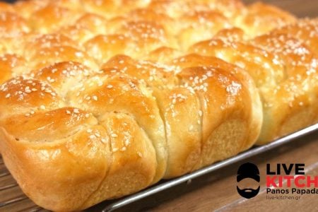 ΥΛΙΚΑ
?670 γρ αλεύρι Γ.Ο.Χ
?130 γρ νερό
?140 γρ γάλα
?9 γρ ξηρή μαγιά
?2 κτσ γιαούρτι
?50 γρ ηλιέλαιο
?1 μέτριο αυγό
?1 κτγ αλάτι
?1 κτσ ζάχαρη
?1 κτσ βούτυρο
------------------------------------
?380 γρ τυρί φέτα
?βούτυρο
------------------------------------
?Σουσάμι
?1 μέτριο αυγό
?1 κτσ γάλα