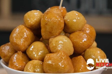 ΥΛΙΚΑ
?330 μλ κεφίρ
?300 γρ αλεύρι που φουσκώνει
----------------------------------------
Για το σερβίρισμα
?Μέλι
?Κανέλα