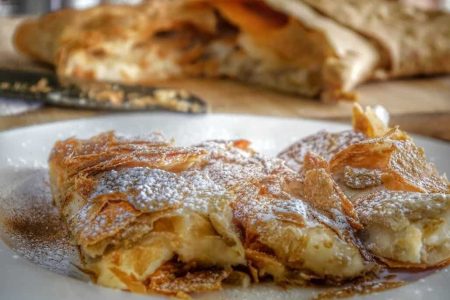 Υλικά-Ingredients
Για την ζύμη-For the dough
350 γρ αλεύρι για τσουρέκι-350 gr flour with extra gluten
200 γρ νερό-200 gr water
1 βανίλια-1 vanillin
1 κτσ ζάχαρη-1 tbsp sugar
1 κτγ αλάτι-1 tsp salt
40 γρ ελαιόλαδο-40 gr olive oil
ηλιέλαιο για το άλειμμα-sunflower oil
Για την κρέμα-For the cream
1 λίτρο γάλα αμυγδάλου-1 litre almond milk
350 γρ ζάχαρη-350 gr sugar
3 βανίλιες-3 vanillins
200 γρ σιμιγδάλι ψιλό-200 gr fine semolina
50 γρ κορν φλάουρ-50 gr corn starch
50 γρ μαργαρίνη-50 gr margarine