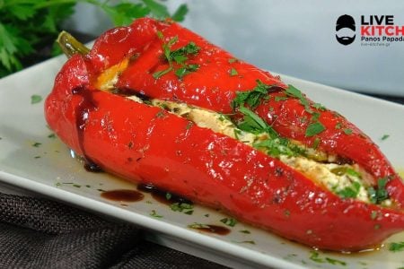 ΥΛΙΚΑ
?5 κόκκινες πιπεριές(Φλωρίνης)
?400 γρ τυρί φέτα
?70 γρ τυρί γραβιέρα
?200 γρ γιαούρτι
?Λίγο ελαιόλαδο
?1 σκελίδα σκόρδου
?Μαιντανό
?4-5 φύλλα δυόσμο
?Ρίγανη
?1 μέτρια ντομάτα
?Πιπέρι
-------------------------------------------------
?Ξίδι βαλσάμικο σε κρέμα
?Μαιντανό