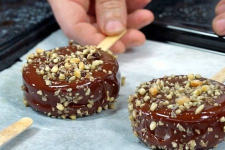 Υλικά
1 κουτάκι Morfat Choco
150 γρ πραλίνα σοκολάτας 
250 γρ μπισκοτα Digestive

Για την επικάλυψη
400 γρ λιωμένη κουβερτούρα
Τριμμένο καρύδι