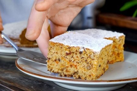 400 γρ. αλεύρι γ.ο.χ (3 κούπες)
????2 καρότα τριμμένα (200 γρ.)
????280 γρ. χυμό πορτοκάλι (1 κούπα και 3 κ.σ.)
????280 γρ. ζάχαρη (1,5 κούπα)
????100 γρ. ηλιέλαιο (1/2 κούπα)
????140 γρ. καρύδια (1 κούπα)
????100 γρ. σταφίδες (1/2 κούπα)
????1,5 κ.γ. κανέλα
????2 κ.γ. μπέικιν πάουντερ
????1 κ.γ. μαγειρική σόδα
--
????Ζάχαρη άχνη