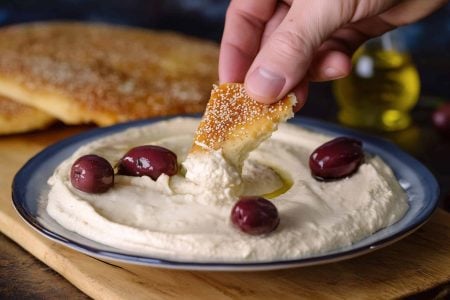 Στο σημερινό βίντεο σας δείχνω πώς να φτιάξετε την τέλεια ταραμοσαλάτα σε μόλις 5 λεπτά. Ξεχάστε τις έτοιμες του εμπορίου – αυτή η συνταγή είναι παραδοσιακή, οικονομική και έχει την πιο βελούδινη υφή που μπορείτε να φανταστείτε
