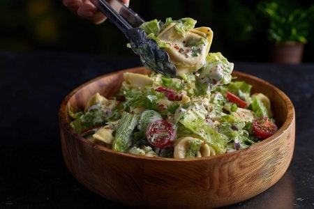 Αυτή η σαλάτα με ψητά τορτελίνια δεν είναι απλά ένα γεύμα, είναι εμπειρία! Συνδυάζουμε τη δροσιά του iceberg και την κρεμώδη υφή του γιαουρτιού με τορτελίνια που ψήνονται μέχρι να γίνουν απίστευτα τραγανά – σαν μικρά chips ζυμαρικού!