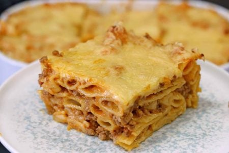 500 γρ. Ζυμαρικά Ριγκατόνι (βρασμένα 2 λεπτά λιγότερο από τις οδηγίες της συσκευασίας μαζί με 2 κ.σ. ελαιόλαδο)
????500 γρ. Ανάμεικτο κιμά(μοσχαρίσιο-χοιρινό)
????250 γρ. σάλτσα ντομάτας (1 κούπα)
????5 κ.σ. ελαιόλαδο (50 γρ.)
????1 κρεμμύδι 
????350 γρ. γάλα (1,5 κούπα)
????2 κ.σ. κορν φλάουρ 
????1 κ.γ. αλάτι
????Πιπέρι 
????Μοσχοκάρυδο 
????50 γρ. Βούτυρο (2 κ.σ.)
????100 γρ. τυρί  Παρμεζάνα (1 κούπα)
----
????Τριμμένο τυρί γραβιέρα