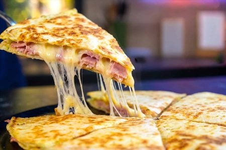 Ζαμπονοτυρόπιτα σε 5 λεπτά με ένα τηγάνι, με λιωμένα τυριά, ζαμπόν και τραγανή τορτίγια.