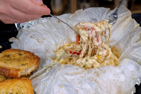 ΥΛΙΚΑ
????300 γρ, τυρί φέτα
????1 πράσινη πιπεριά
????1 ντομάτα
????1 πράσινη καυτερή πιπεριά
????Τριμμένο κασέρι
????ελαιόλαδο
????πιπέρι
????ρίγανη
--
????8 φέτες ψωμιού
????ελαιόλαδο
????αλάτι
????ρίγανη