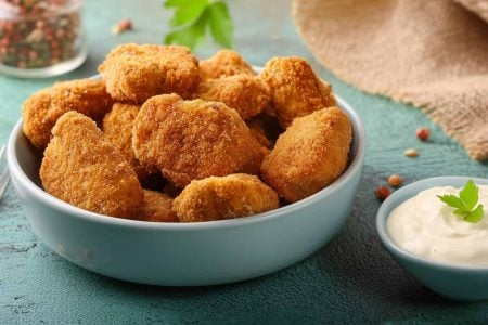 Θέλεις τα πιο τραγανά και αφράτα σπιτικά nuggets κοτόπουλου; Αυτή είναι η συνταγή που θα λατρέψει όλη η οικογένεια!  Με λίγα υλικά και απλά βήματα, φτιάχνουμε λαχταριστά nuggets που δεν έχουν τίποτα να ζηλέψουν από τα έτοιμα του εμπορίου. Ιδανικά για παιδικά γεύματα, σχολικά σνακ ή για να τα απολαύσεις με τις αγαπημένες σου σος.