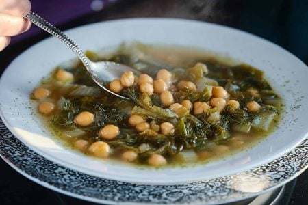 Ένα φρικασέ διαφορετικό αλλά απίστευτα νόστιμο! Ρεβίθια μαγειρεμένα με φρέσκο μαρούλι, κρεμμύδι και άνηθο, που δένουν σε μια απαλή λεμονάτη σάλτσα. Ελαφρύ, αρωματικό και γεμάτο γεύση, αυτό το πιάτο συνδυάζει την παράδοση με την απλότητα της καθημερινής μαγειρικής. Ιδανικό για νηστεία, αλλά και για όσους αγαπούν τα ζεστά, σπιτικά φαγητά που μυρίζουν Ελλάδα.