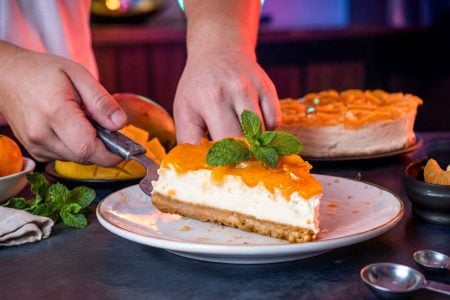 ΔΕΝ έχεις ξαναφάει τέτοιο Cheesecake! (Το μυστικό είναι στα Μανταρίνια
Αν νομίζατε ότι το cheesecake ταιριάζει μόνο με φράουλα ή βύσσινο, αυτή η συνταγή με καραμελωμένα μανταρίνια θα σας αλλάξει γνώμη!