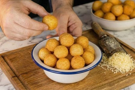 Η πιο εύκολη συνταγή για τυροκροκέτες που έχετε δοκιμάσει ποτέ! Χρειάζεστε μόνο 2 υλικά και 15 λεπτά από τον χρόνο σας. Τραγανές απ' έξω, λιωμένες από μέσα – το ιδανικό ορεκτικό για κάθε στιγμή!