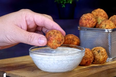 3 μέτρια κολοκυθάκια (600 γρ.)
1 μικρό κρεμμύδι
Λίγο Άνηθο
Λίγο Μαϊντανό 
1 μέτριο αυγό
100 γρ. Γραβιέρα
150 γρ. Τυρί φέτα 
5-6 κ.σ. φρυγανιά (70 γρ.)
1 κ.γ. αλάτι
Πιπέρι 
---
Ηλιέλαιο
---
200 γρ. Στραγγιστό Γιαούρτι 
1 σκελίδα σκόρδου 
1 κ.σ. ελαιόλαδο 
Χυμό από μισό λεμόνι 
Αλάτι 
Πιπέρι
1 κ.σ. άνηθο