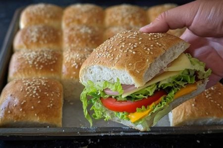 Πρωτότυπα Ψωμάκια με Διαφορετικό Τρόπο 
Απίστευτα αφράτα, εύκολα και γρήγορα bread rolls που θα σας ενθουσιάσουν! Με μια πρωτότυπη τεχνική φτιάχνουμε ψωμάκια που δεν θα πιστεύετε πόσο απλά είναι  ιδανικά για το οικογενειακό τραπέζι, για σνακ ή για να τα γεμίσετε όπως θέλετε.