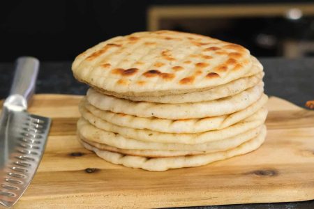 ?500 γρ αλεύρι γ.ο.χ (3 κούπες και 1/4)
?300 γρ χλιαρό νερό (1 κούπα και 1/4)
?9 γρ ξηρή μαγιά (2 κτγ)
?1 κτσ ζάχαρη
?1 κτσ ελαιόλαδο
?1 κτσ λευκό ξίδι
?1,5 κτγ αλάτι
?1/2 κτγ ρίγανη