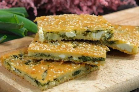 ΥΛΙΚΑ
?350 γρ σπανάκι
?2 φρέσκα κρεμμυδάκια
?Άνηθος
?2 μέτρια αυγά
?2 κτσ αλεύρι γ.ο.χ
?200 γρ τυρί φέτα
?1 κτγ αλάτι
?Πιπέρι
-------------------------------------------------------
?400 γρ αλεύρι γ.ο.χ
?400 γρ νερό
?130 γρ ελαιόλαδο
?270 γρ γιαούρτι
?1,5 κτγ αλάτι
?10 γρ μπέικεν πάουντερ
---------------------------------------------------------
?100 γρ Σουσάμι
----------------------------------------------------------
?46χ38 εκ.