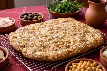 Ξεχάστε τις αναμονές  με τις ώρες και τη μαγιά. Σε αυτό το βίντεο σας δείχνω πώς να φτιάξετε την πιο τραγανή και νόστιμη παραδοσιακή Λαγάνα σε μόλις 5 λεπτά προετοιμασίας! Είναι η ιδανική λύση για την Καθαρά Δευτέρα αν δεν έχετε χρόνο ή αν ξεχάσατε να πάρετε από τον φούρνο