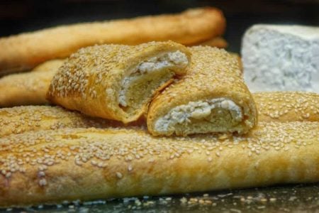 Υλικά-Ingredients
Για την ζύμη-For the dough
600 γρ αλεύρι για τσουρέκι-600 gr flour with extra gluten
1 αυγό-1 egg
310 γρ γιαούρτι(όχι στραγγιστό)-310 gr yoghurt
250 γρ βιτάμ μαργαρίνη κλασικό-250 gr butter margarine
1 φακελάκι μπέικεν πάουντερ(20 γρ)-20 gr baking powder
1 κτσ αλάτι-1 tbsp salt
Για την γέμιση-For the in
150 γρ τυρί φέτα-150 gr Greek feta cheese
300 γρ κρέμα τυρί-300 gr cream cheese
Για το άνοιγμα της ζύμης
κορν φλάουρ(νισεστέ)-cornstarch
Για το άλειμμα-For the spreading
1 αυγό+1 κτσ νερό-1 egg+1 tbsp water
λίγο αλάτι-A little of salt
100 γρ σουσάμι-100 gr sesame