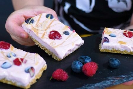 150 γρ Νιφάδες Βρώμης
?4 κτσ Φυστικοβούτυρο
?50 γρ Μέλι

Για την Κρέμα Γιαουρτιού

?400 γρ Protein Στραγγιστό Γιαούρτι Φράουλα 0% ΟΛΥΜΠΟΣ
?1 βανιλίνη
?70 γρ Μέλι

Για το στόλισμα

?Blueberries
?Σμέουρα
?Μέλι
?Φυστικοβούτυρο