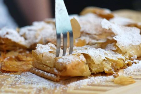 ΛΙΚΑ
Για την κρέμα
1 λίτρο Ρόφημα Καρπός Αμύγδαλο Χωρίς Ζάχαρη ΟΛΥΜΠΟΣ
120 γρ ψιλό σιμιγδάλι
200 γρ ζάχαρη
Υγρή βανίλια η 2 βανιλίνες

Για το ράντισμα
150 γρ νερο
150 γρ ελαιόλαδο
3 κτσ ζάχαρη

Για το φύλλο
450 γρ φύλλο κρούστας για γλυκά(12 φύλλα)

Για το σερβίρισμα
Ζάχαρη άχνη
Κανέλα