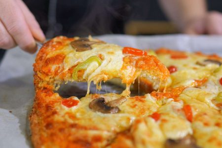 1 κουνουπίδι (500 γρ)
2 μέτρια αυγά
120 γρ γραβιέρα τυρί
120 γρ νιφάδες βρώμης
1,5 κτγ αλάτι


ΓΙΑ ΤΗΝ ΣΑΛΤΣΑ

200 γρ ντοματίνια
1 μέτριο κρεμμύδι
1 σκελίδα σκόρδου
30 γρ ελαιόλαδο
πιπέρι
ρίγανη
2 πρέζες αλάτι

ΓΙΑ ΤΑ ΥΛΙΚΑ ΠΑΝΩ ΑΠΟ ΤΗΝ ΠΊΤΣΑ

300γρ τυρί μοτσαρέλα
μανιτάρια
πράσινη πιπέριά
ντοματίνια