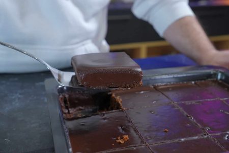 ΛΙΚΑ
?250 γρ αλεύρι βρώμης (2 κούπες)
?3 μέτρια αυγά
?220 γρ bio ζάχαρη καρύδας (1 κούπα και 1/4)
?70 γρ φυστικοβούτυρο (4 κτσ)
?220 γρ νερό (3/4 κούπας)
?30 γρ bio κακάο σκόνη (3 κτσ)
?4-5 σταγόνες υγρή βανίλια
?100 γρ αμύγδαλα (3/4 της κούπας)
?2 κτγ μπέικιν πάουντερ
---------------------------------------------------------------
?αλεύρι βρώμης+λάδι
---------------------------------------------------------------
?250 γρ bio γάλα καρύδας (1 κούπα)
?70 γρ bio ζάχαρη καρύδας (6 κτσ)
?20 γρ κακάο σκόνη (2 κτσ)
?70 γρ κουβερτούρα 90% κακάο
---------------------------------------------------------------
?25χ30 εκ.