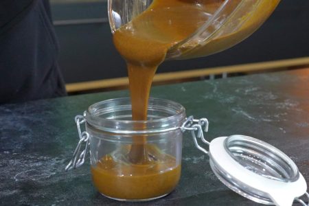 Υλικά
?160 γρ Φιστίκια Αιγίνης (1 κούπα)
?100 γρ ηλιέλαιο (12 κτσ)
?70 γρ ζαχαρούχο γάλα (5 κτσ)