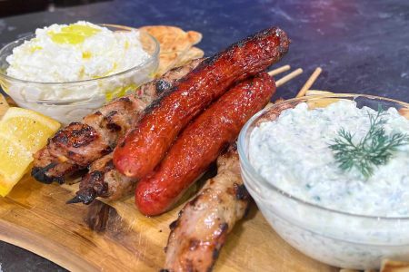 ΥΛΙΚΑ ΓΙΑ ΤΟ ΤΖΑΤΖΙΚΙ
400 γρ Στραγγιστό Γιαούρτι 2% ΟΛΥΜΠΟΣ (2 κεσεδάκια) 
1 αγγούρι
2 σκελίδες σκόρδου
2 κτσ λευκό ξίδι
1 κτγ αλάτι
πιπέρι
Άνηθος

ΥΛΙΚΑ ΓΙΑ ΤΥΡΟΚΑΥΤΕΡΗ
400 γρ Τυρί Φέτα ΟΛΥΜΠΟΣ
200 γρ Στραγγιστό Γιαούρτι 2% ΟΛΥΜΠΟΣ (1 κεσεδάκι)
30 γρ ελαιόλαδο (3 κτσ)
1 πράσινη καυτερή πιπεριά
πιπέρι