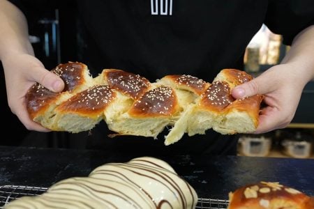 ΥΛΙΚΑ
ΓΙΑ ΤΟ ΠΡΟΖΥΜΙ
100 γρ αλεύρι για τσουρέκι (3/4 της κούπας)
50 γρ νωπή μαγιά (2 κυβάκια)
1 κτσ ζάχαρη
150 γρ Γάλα Ζωής ΟΛΥΜΠΟΣ (3/4 της κούπας)

ΓΙΑ ΤΗΝ ΖΥΜΗ
680-700 γρ αλεύρι για τσουρέκι (4,5 κούπες)
2 μέτρια αυγά
130 γρ Βούτυρο Αγελάδος ΟΛΥΜΠΟΣ (1/2 κούπα)
300 γρ ζάχαρη (1,5 κούπα)
150 γρ Φυσικός Χυμός Πορτοκάλι ΟΛΥΜΠΟΣ
2 γρ μαστίχα (2 γρ)
1 κτγ μαχλέπι
1/2 κτγ κάρδαμο (κακουλέ)
1/2 κτγ αλάτι
3-4 σταγόνες υγρή βανίλια

ΓΙΑ ΤΟ ΑΛΕΙΜΜΑ
1 αυγό+1 κτσ γάλα

ΓΙΑ ΤΟ ΠΑΣΠΑΛΙΣΜΑ
Σουσάμι
Αμύγδαλο φιλέ

ΓΙΑ ΤΟ ΓΕΜΙΣΤΟ ΤΣΟΥΡΈΚΙ
Πραλίνα σοκολάτας

ΓΙΑ ΤΟ ΤΣΟΥΡΕΚΙ ΜΕ ΤΟ ΓΛΑΣΟ
180 γρ λευκή κουβερτούρα
10 γρ ηλιέλαιο
Λιωμένη κουβερτούρα