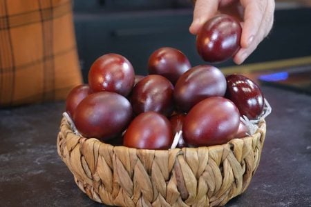 Υλικά
?15-20 αυγά
?3 λίτρα νερό
?40 γρ φλούδες από λευκά και κόκκινα κρεμμύδια
?40 γρ λευκό ξίδι
----------
?Ηλιέλαιο