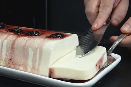 600 γρ Στραγγιστο Γιαούρτι 2% ΟΛΥΜΠΟΣ
400 γρ ζαχαρουχο γάλα
3 φακελάκια των 10 γρ ζελατίνη
200 γρ νερό

Για το στόλισμα
Γλυκο του κουταλιού βυσσινο