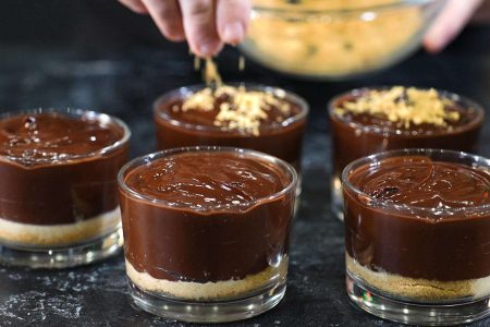 Για την βάση
180 γρ μπισκότα digestive
100 γρ Ρόφημα ΚΑΡΠΟΣ Αμύγδαλο Χωρίς Ζάχαρη ΟΛΥΜΠΟΣ
Για την κρέμα
900 γρ Ρόφημα ΚΑΡΠΟΣ Αμύγδαλο Χωρίς Ζάχαρη ΟΛΥΜΠΟΣ
100 γρ κακάο σκόνη
200 γρ ζάχαρη
70 γρ κορν φλάορ
2 βανιλίνες
Για το στόλισμα
Μπισκότο digestive
Νιφάδες κουβερτούρας