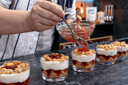 Υλικά
200-250 γρ μπισκοτα digestive χωρίς ζάχαρη
400 γρ Στραγγιστο Γιαούρτι 2% ΟΛΥΜΠΟΣ (2 κεσεδακια)
200 γρ τυρι κρεμα 
4-5 σταγόνες υγρή βανιλια (2 βανιλινες)
Μαρμελάδα φράουλα χωρίς ζαχαρη