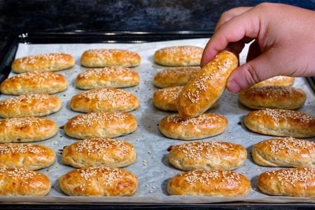 450 γρ αλεύρι που φουσκώνει 
150 γρ Τριμμένο Κεφαλοτυρι ΟΛΥΜΠΟΣ 
120 γρ ελαιόλαδο
200 γρ Ρόφημα ΚΑΡΠΟΣ Βρωμη ΟΛΥΜΠΟΣ
1 κτγ αλατι  

Για το αλειμμα
1 κροκο+1 κτσ Ρόφημα ΚΑΡΠΟΣ Βρωμη ΟΛΥΜΠΟΣ
Σουσαμι