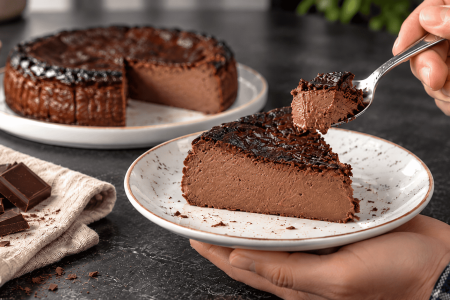 Πρωτεϊνικό σοκολατένιο cheesecake φούρνου με κρεμώδη υφή και πλούσια γεύση σοκολάτας