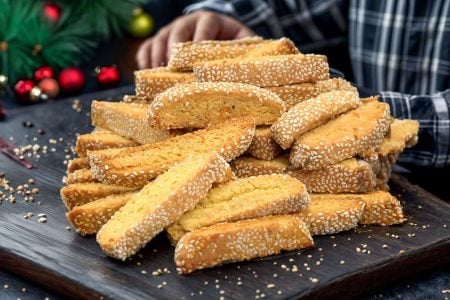 Υλικά
????400 γρ. αλεύρι γ.ο.χ
????130 γρ. χυμό πορτοκάλι
????120 γρ. ζάχαρη
????110 γρ. ελαιόλαδο
????Ξύσμα από 1 πορτοκάλι
????1/4 κ.γ. μαγειρική σόδα
????2 κ.γ. μπέικιν πάουντερ
-----
????Σουσάμι