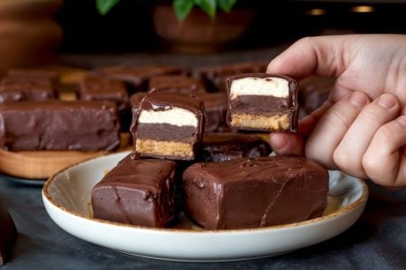 300 γρ. Μπισκότα digestive 
120 γρ. Λιωμένο βούτυρο
--
200 γρ. Dulce de leche
--
1 κουτάκι Morfat Choco(250 γρ.)
100 γρ. Καραμελωμένο ζαχαρούχο
--
1 κουτάκι Morfat Creamy(250 γρ.)
100 γρ. καραμελωμένο ζαχαρούχο
1 κ.γ. υγρή βανίλια 
--
500 γρ. Κουβερτούρα 
3 κ.σ. ηλιέλαιο