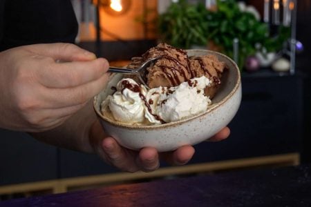 Υλικά για τη γεύση βανίλια:
????2 κουτάκια Morfat Creamy (500 γρ.)
????1 κουτί γάλα εβαπορέ (400 γρ.)
????200 γρ. ζάχαρη
????2 βανίλιες
????1 πρέζα αλάτι
----
Υλικά για τη γεύση σοκολάτα:
????2 κουτάκια Morfat Choco (500 γρ.)
????1 κουτί γάλα εβαπορέ (400 γρ.)
????200 γρ. ζάχαρη
????100 γρ. κακάο σε σκόνη (χωρίς ζάχαρη)
????1 πρέζα αλάτι