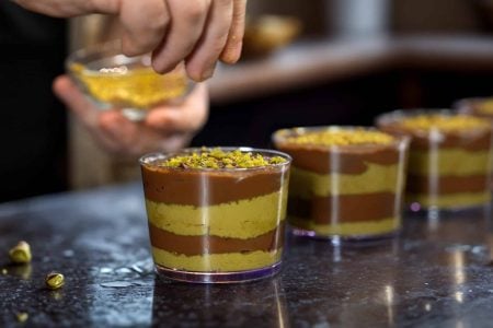 120 γρ. φύλλο κανταΐφι
50 ml ελαιόλαδο
250 γρ. Vegan Πραλίνα φιστίκι  

 

Για την κρέμα:
500 ml Ροφημα ΚΑΡΠΟΣ Φιστίκι ΟΛΥΜΠΟΣ 
35 γρ. κορν φλάουρ
100 γρ. Κουβερτούρα
2 κ.σ. κακάο σκόνη

 
Για το γαρνίρισμα 
Σπασμένο φιστίκι Αιγίνης