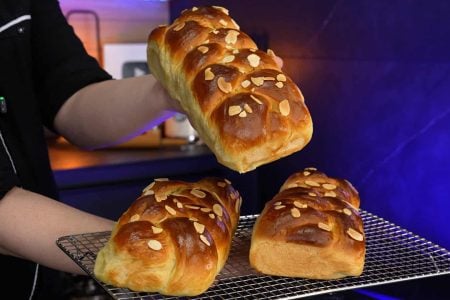 ????100 γρ. αλεύρι για τσουρέκι
????50 γρ. νωπή μαγιά
????1 κ.σ. ζάχαρη
????150 γρ. Γάλα Ζωής Πλήρες με 3,7% Λιπαρά ΟΛΥΜΠΟΣ
-- 
????700 γρ. αλεύρι για τσουρέκι
????280 γρ. ζάχαρη
????150 γρ. Γάλα Ζωής Πλήρες με 3,7% Λιπαρά ΟΛΥΜΠΟΣ 
????2 μέτρια αυγά
????130 γρ. Βούτυρο Αγελάδος ΟΛΥΜΠΟΣ (λιωμένο)
????1/2 κ.γ. αλάτι
????2 γρ. μαστίχα(3-4 δάκρυα)
????1 κ.γ. μαχλέπι
????1/2 κ.γ. κακουλέ(κάρδαμο)
????Ξύσμα από 1 πορτοκάλι
????1 βανιλίνη
--
????1 μέτριο αυγό
????2 κ.σ Γάλα Ζωής Πλήρες με 3,7 % Λιπαρά ΟΛΥΜΠΟΣ 
--- 
????Φιλέ αμυγδάλου
-- 
????25χ35 εκ.