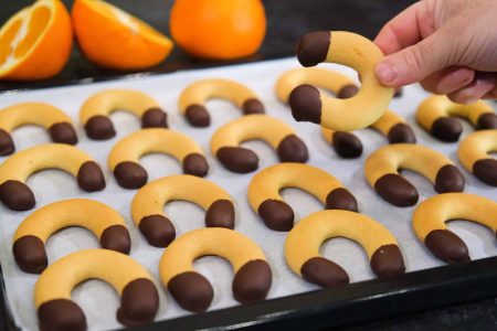 Υλικά ↔️Ingredients ⤵️
?650-700 γρ αλεύρι γ.ο.χ (4,5 κούπες)
?200 γρ ζάχαρη άχνη (1 κούπα και 1/4)
?200 γρ χυμό πορτοκάλι (1 δάχτυλο λιγότερο από 1 κούπα)
?180 γρ ηλιέλαιο (1 δάχτυλο λιγότερο από 1 κούπα)
?20 γρ μπεικιν πάουντερ (3 κτγ)
?1 κτγ μαγειρική σόδα
?Ξύσμα από 1 πορτοκάλι
?4-5 σταγόνες υγρή βανίλια (2 βανιλίνες)
-----------
?Λιωμένη κουβερτούρα