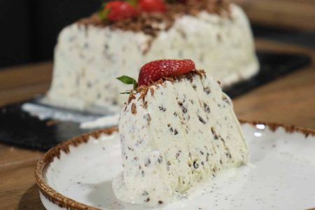 Φτιάξτε πεντανόστιμη τούρτα παγωτό Stracciatella με 3 υλικά σε 5 λεπτά