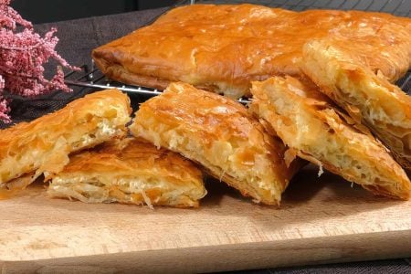 ΥΛΙΚΑ
?500 γρ φύλλο κρούστας για γλυκά(12 φύλλα)
?400 γρ τυρί φέτα
?1 μεγάλο αυγό
?Πιπέρι
-------------------------------------------
?100 γρ ελαιόλαδο
?70 γρ σόδα
?1 κτγ αλάτι