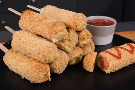 Corn dogs Χωρίς Τηγάνι χωρίς λάδια  σε 10 λεπτά! 

ΥΛΙΚΑ
3 Μέτρια αυγά
1/2 κτγ αλάτι
10 φέτες ψωμί για τοστ ψίχα
10 φέτες τυρί μοτσαρέλα
5 λουκάνικα
100 γρ φρυγανιά
50 γρ παρμεζάνα
1 κτγ αλάτι
---------------------------
10 κομμάτια