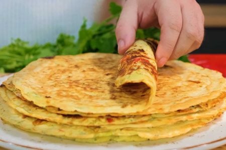 ΥΛΙΚΑ
?450 γρ αλεύρι γ.ο.χ
?3 μέτρια αυγά
?250 γρ γάλα
?250 γρ νερό
?20 γρ μπέικεν πάουντερ
?1,5 κτγ αλάτι
?1 κτγ ζάχαρη
?200-250 γρ τυρί φέτα
---------------------------------------
?300 γρ λάχανο
?2 φρέσκα κρεμμυδάκια
?1 κόκκινη πιπεριά
?λίγο μαιντανό
--------------------------------------------
?Ελαιόλαδο
--------------------------------------------
?200 γρ γιαούρτι
?50 γρ μουστάρδα